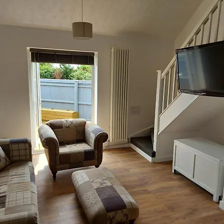 1 Bedroom House With Garden And Off Road Private Parking Peterborough Exterior photo