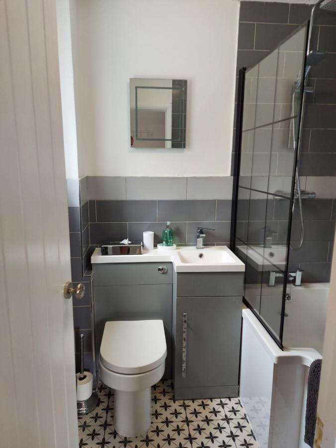 1 Bedroom House With Garden And Off Road Private Parking *