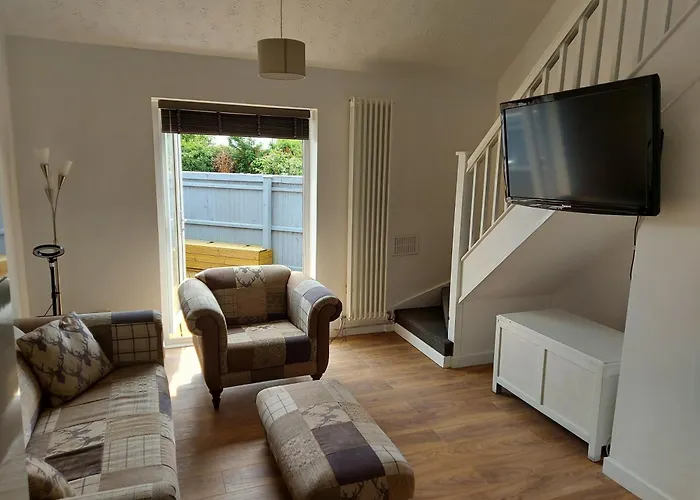 1 Bedroom House With Garden And Off Road Private Parking
