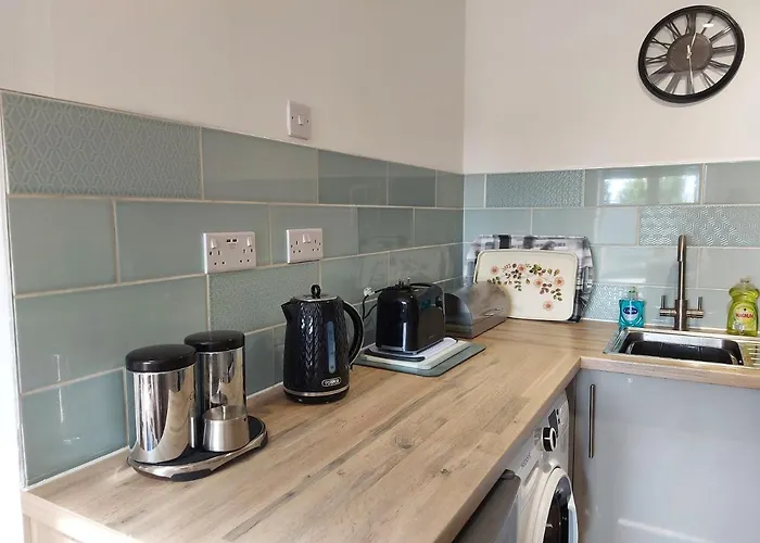1 Bedroom House With Garden And Off Road Private Parking