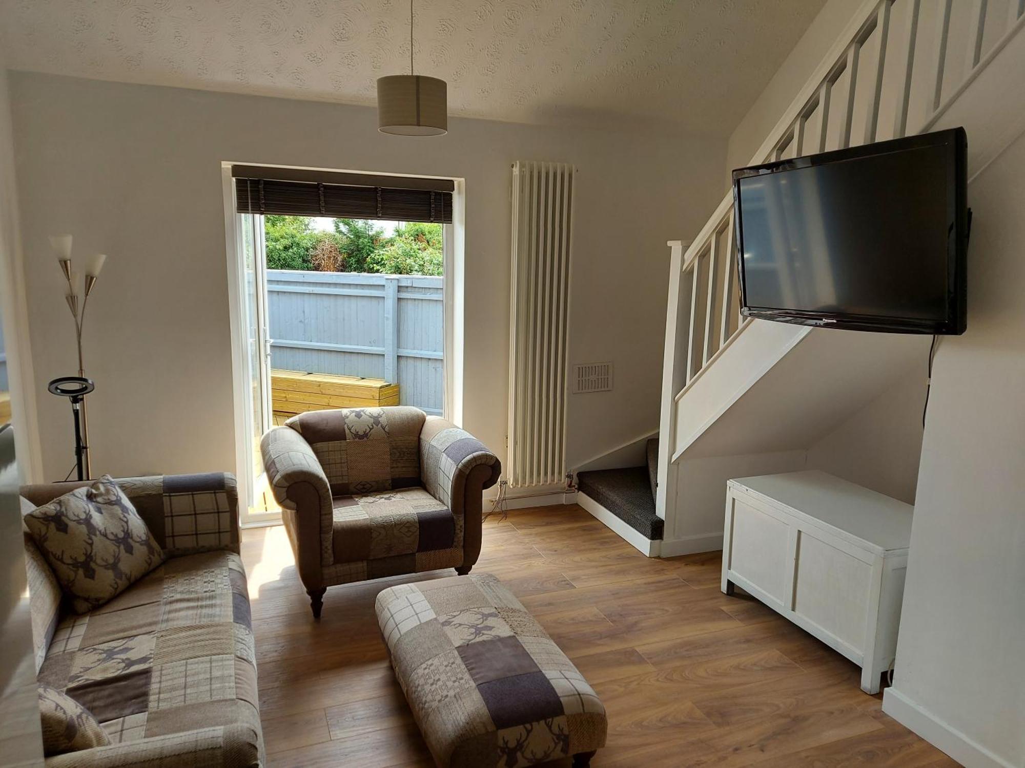 Apartment 1 Bedroom House With Garden And Off Road Private Parking Peterborough