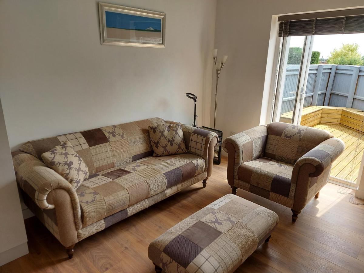 1 Bedroom House With Garden And Off Road Private Parking *