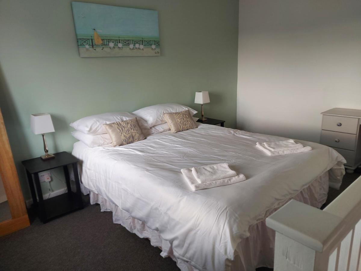 1 Bedroom House With Garden And Off Road Private Parking Apartment *