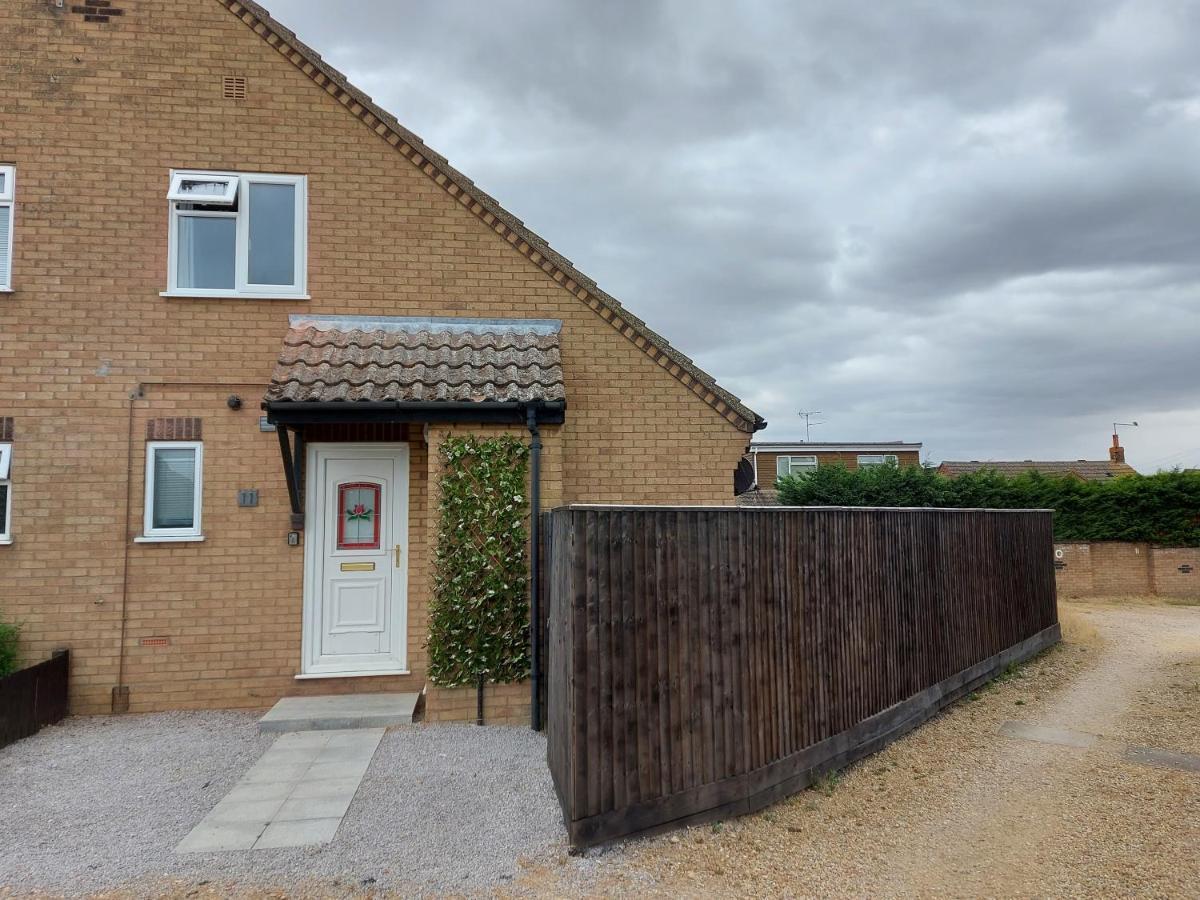 1 Bedroom House With Garden And Off Road Private Parking Apartment
